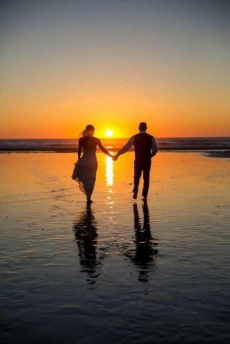 عکس پروفایل دو نفره خاص کنار دریا در دست هم با متن عاشقانه و زیبا