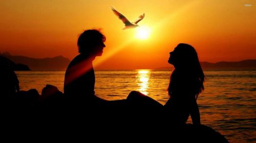 عکس پروفایل دو نفره خاص کنار دریا در دست هم با متن عاشقانه و زیبا